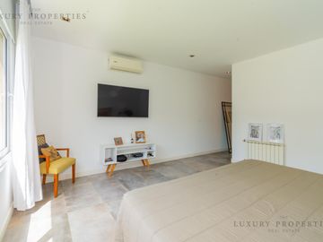 VENTA CASA 4 ambientes Pileta, cochera semicubierta y galería con parrilla  EN LA RESERVA CARDALES