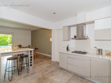 VENTA CASA 4 ambientes Pileta, cochera semicubierta y galería con parrilla  EN LA RESERVA CARDALES