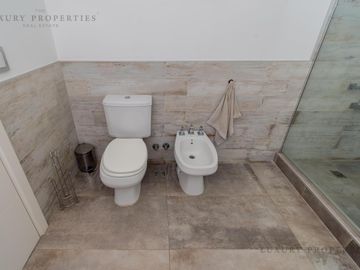 VENTA CASA 4 ambientes Pileta, cochera semicubierta y galería con parrilla  EN LA RESERVA CARDALES