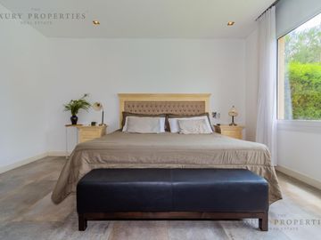 VENTA CASA 4 ambientes Pileta, cochera semicubierta y galería con parrilla  EN LA RESERVA CARDALES