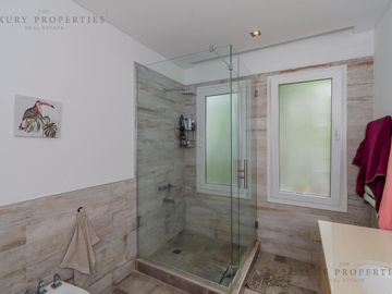 VENTA CASA 4 ambientes Pileta, cochera semicubierta y galería con parrilla  EN LA RESERVA CARDALES