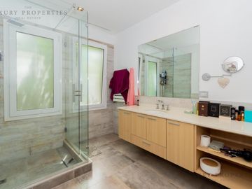 VENTA CASA 4 ambientes Pileta, cochera semicubierta y galería con parrilla  EN LA RESERVA CARDALES