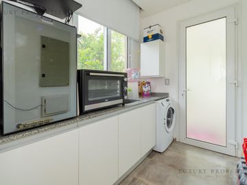VENTA CASA 4 ambientes Pileta, cochera semicubierta y galería con parrilla  EN LA RESERVA CARDALES