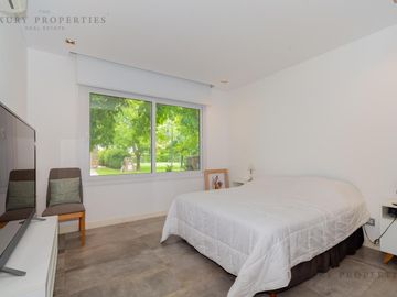 VENTA CASA 4 ambientes Pileta, cochera semicubierta y galería con parrilla  EN LA RESERVA CARDALES