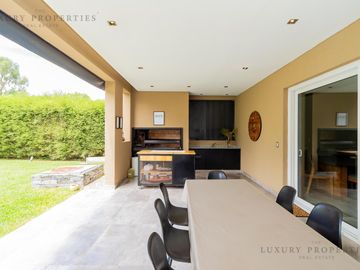 VENTA CASA 4 ambientes Pileta, cochera semicubierta y galería con parrilla  EN LA RESERVA CARDALES