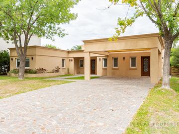 Venta Casa 4 ambientes con pileta, galería  y cochera semicubierta en La Reserva Cardales L51