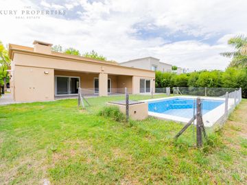 Venta Casa 4 ambientes con pileta, galería  y cochera semicubierta en La Reserva Cardales L51