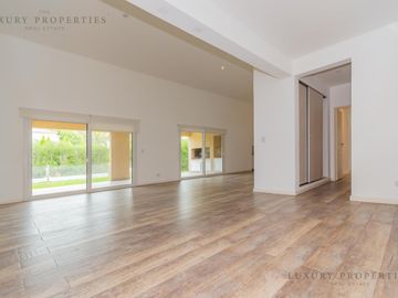 Venta Casa 4 ambientes con pileta, galería  y cochera semicubierta en La Reserva Cardales L51