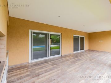 Venta Casa 4 ambientes con pileta, galería  y cochera semicubierta en La Reserva Cardales L51