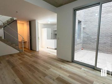 Venta Tríplex 2 dormitorios con patio Republica de la Sexta Rosario