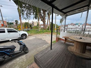Primer piso en venta en el Barrio la esmeralda