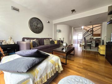 VENTA TRIPLEX- TERRAZA PROPIA- COCHERA- PARQUE CHACABUCO