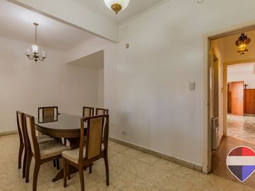 CASA EN VENTA CON TERRAZA Y COCHERA.