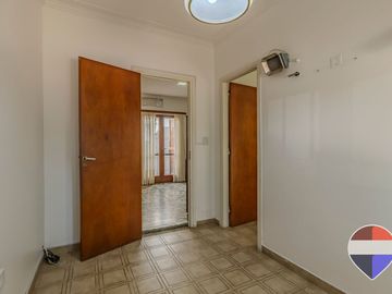 CASA EN VENTA CON TERRAZA Y COCHERA.
