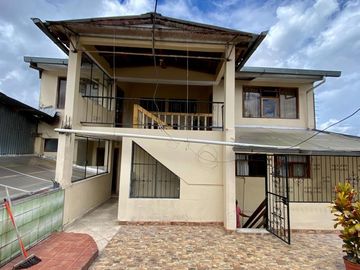 Casa de venta de 760 m2 de construcción en el Centro del Puyo