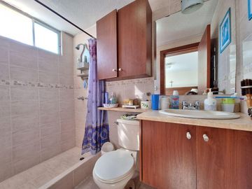 Casa de 135 m² , 4 habitaciones, dos parqueaderos y terraza, en venta en Llano Grande