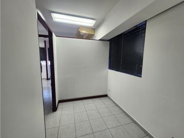 Oficina en Royal Center Marbella | 75 m² | 3 Cubículos AM