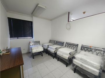Oficina en Royal Center Marbella | 75 m² | 3 Cubículos AM