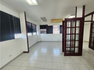 Oficina en Royal Center Marbella | 75 m² | 3 Cubículos AM