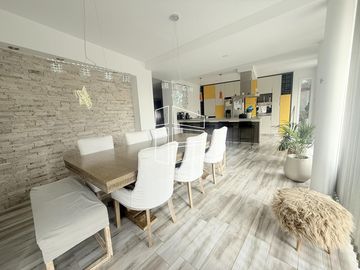 Venta - Casa en Barrio Privado Jockey - Nivel Gerencial - C122