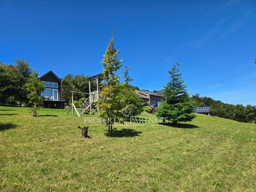 Espectacular casa con tiny house independiente y vistas al mar · Pichiquillaipe, Carretera Austral, Puerto Montt