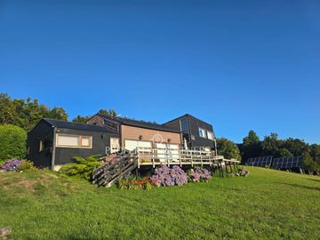 Espectacular casa con tiny house independiente y vistas al mar · Pichiquillaipe, Carretera Austral, Puerto Montt