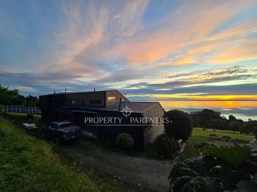 Espectacular casa con tiny house independiente y vistas al mar · Pichiquillaipe, Carretera Austral, Puerto Montt
