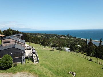 Espectacular casa con tiny house independiente y vistas al mar · Pichiquillaipe, Carretera Austral, Puerto Montt