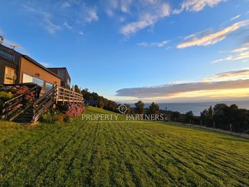 Espectacular casa con tiny house independiente y vistas al mar · Pichiquillaipe, Carretera Austral, Puerto Montt