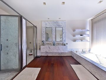 venta casa 7 ambientes los laureles a refaccionar