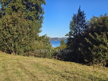Extraordinario terreno de 1 hectárea con vista al Lago Llanquihue, Frutillar Bajo