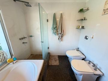 Venta: Casa de cuatro dormitorios con jardín y pileta. Acepta permuta. Funes Hills, Miraflores