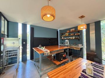 Venta: Casa de cuatro dormitorios con jardín y pileta. Acepta permuta. Funes Hills, Miraflores