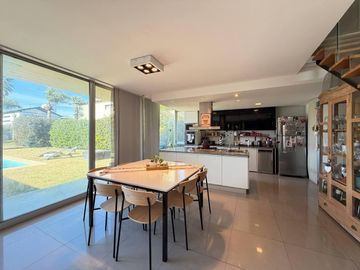 Venta: Casa de cuatro dormitorios con jardín y pileta. Acepta permuta. Funes Hills, Miraflores