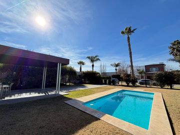 Venta: Casa de cuatro dormitorios con jardín y pileta. Acepta permuta. Funes Hills, Miraflores