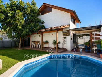 Amplia Casa Familiar en Vitacura con Potencial de Remodelación