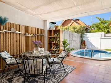 Amplia Casa Familiar en Vitacura con Potencial de Remodelación