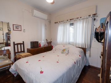 VENTA CASA-TRES DORMITORIOS CON JARDIN -TIRO SUIZO