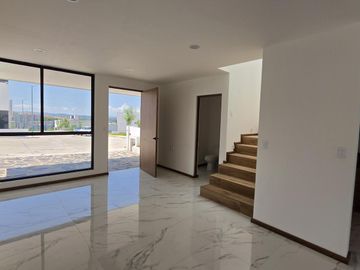 Casa en Venta Cañadas en Fraccionamiento privado con lago y canchas multideportivas