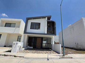 Casa en Venta Cañadas en Fraccionamiento privado con lago y canchas multideportivas