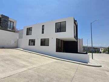 Casa en Venta Cañadas en Fraccionamiento privado con lago y canchas multideportivas