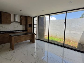 Casa en Venta Cañadas en Fraccionamiento privado con lago y canchas multideportivas