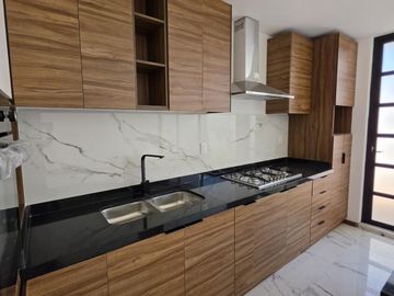 Casa en Venta Cañadas en Fraccionamiento privado con lago y canchas multideportivas