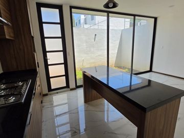 Casa en Venta Cañadas en Fraccionamiento privado con lago y canchas multideportivas