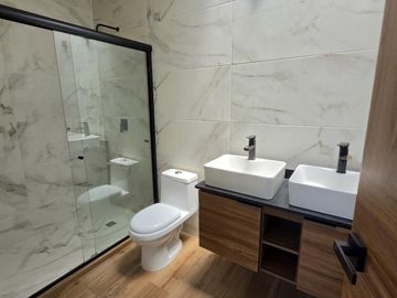 Casa en Venta Cañadas en Fraccionamiento privado con lago y canchas multideportivas