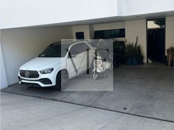 RESIDENCIA  EN VENTA PUERTA DEL BOSQUE