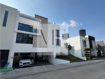 RESIDENCIA  EN VENTA PUERTA DEL BOSQUE