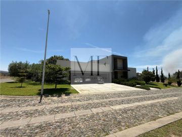 RESIDENCIA EN VENTA TRES RIOS