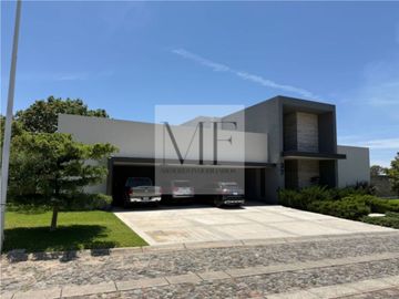 RESIDENCIA EN VENTA TRES RIOS