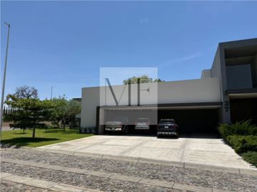 RESIDENCIA EN VENTA TRES RIOS